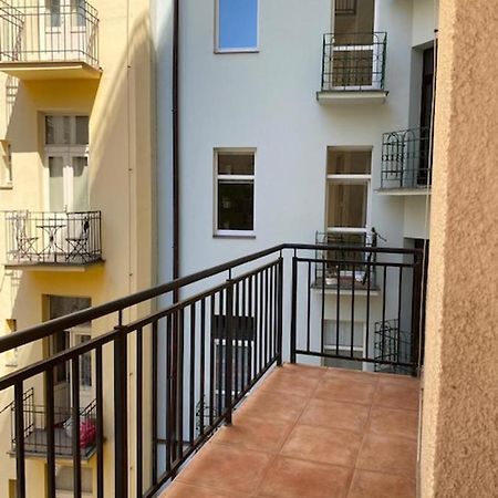 Large 3 Bedroom Family Apartment With Balcony 프라하 외부 사진